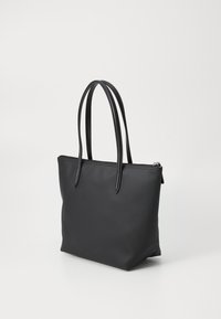 Geantă tote neagră din material texturat, cu două mânere lungi, închidere cu fermoar și o formă simplă, rectangulară.