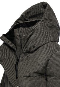 Vadderad mörkgrå puffjacka med hög krage och stor huva, med dragkedja fram och strukturerad tyg med fickor.