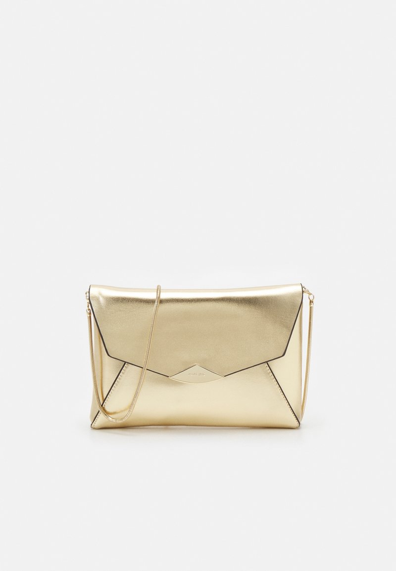 Zlatá metalická kabelka typu clutch s geometrickým designem ve tvaru obálky, vybavená odnímatelným řetízkem a kontrastním černým okrajem. Hladký povrch.