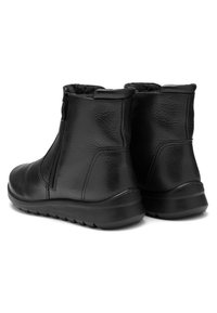 Paire de bottines en cuir noir avec fermetures éclair latérales, col rembourré et semelles en caoutchouc texturées, vues de dos et de profil incliné.