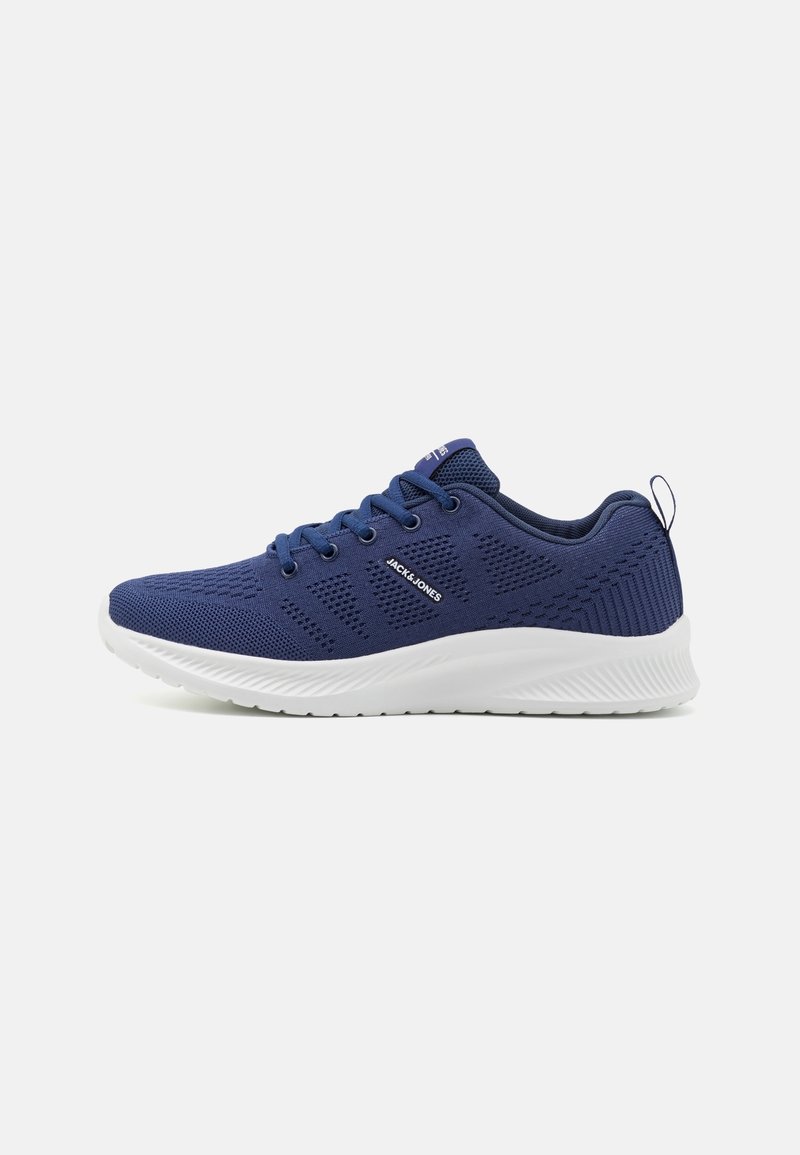 Baskets en mesh bleu respirant avec fermeture à lacets, semelle blanche texturée et languette à l'arrière, avec le logo "JACK & JONES" sur le côté.