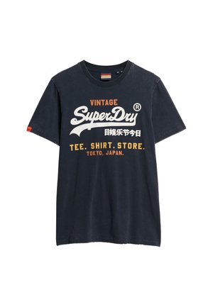 T-shirt in cotone blu navy con collo rotondo e maniche corte. Presenta testi bianchi e arancioni: "VINTAGE SuperDry" e "TEE. SHIRT. STORE."