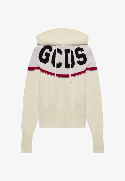 Felpa con cappuccio in maglia color crema con maniche lunghe, banda orizzontale rossa e grande scritta nera "GCDS" sul petto e sul cappuccio.