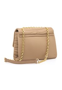 Bolso de mano de cuero beige acolchado con forma rectangular, correa de cadena dorada y diseño plano. Presenta una textura suave y un detalle sutil de costuras.