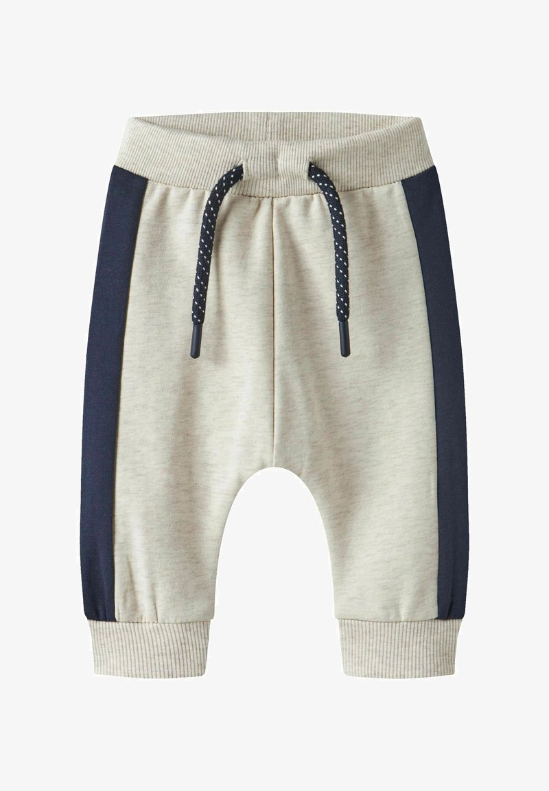 Shorts en maille grise avec des bandes latérales bleu marine, une taille côtelée et un cordon de serrage. Le tissu est doux avec une texture lisse et des poignets élastiqués.