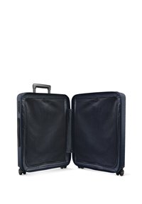 Valise rigide navy avec une poignée télescopique et quatre roues. À l'intérieur, elle dispose de séparateurs en maille et d'un revêtement lisse et texturé.