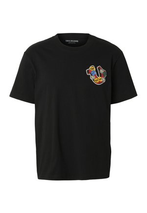 Camiseta negra de manga corta con cuello redondo y pequeño logotipo de herradura con patrón floral en el pecho izquierdo.