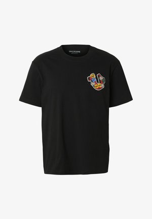 Camiseta negra de manga corta con cuello redondo y pequeño logotipo de herradura con patrón floral en el pecho izquierdo.