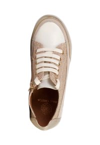 Zapatillas de color rosa claro con puntera de cuero blanca, lados de tela texturizada, acentos dorados y cordones blancos. Diseño de suela plana.