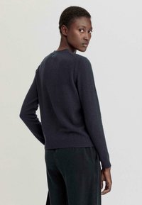 hessnatur Strickpullover - marine