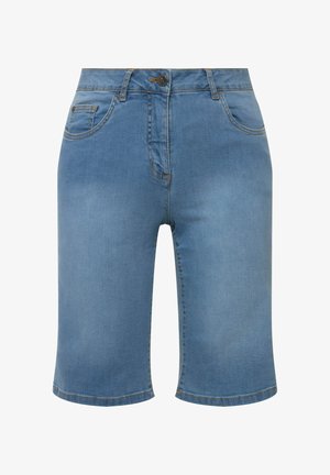 Pantalones cortos de mezclilla en azul claro, con un diseño clásico de cinco bolsillos, cierre frontal de botón y corte recto, con detalles de costura visibles.