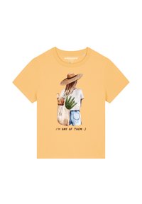 Geel katoenen T-shirt met een grafisch ontwerp van een vrouw met een strohoed, een plant en een tas, vergezeld van de tekst "IK BEN EEN VAN ZIJ :)".