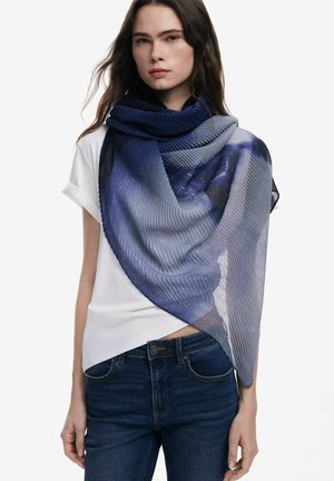 Blau-violetter Farbverlauf-Schal aus leichtem, strukturiertem Stoff, ausgestattet mit geripptem Design und einer großen, fallenden Form.