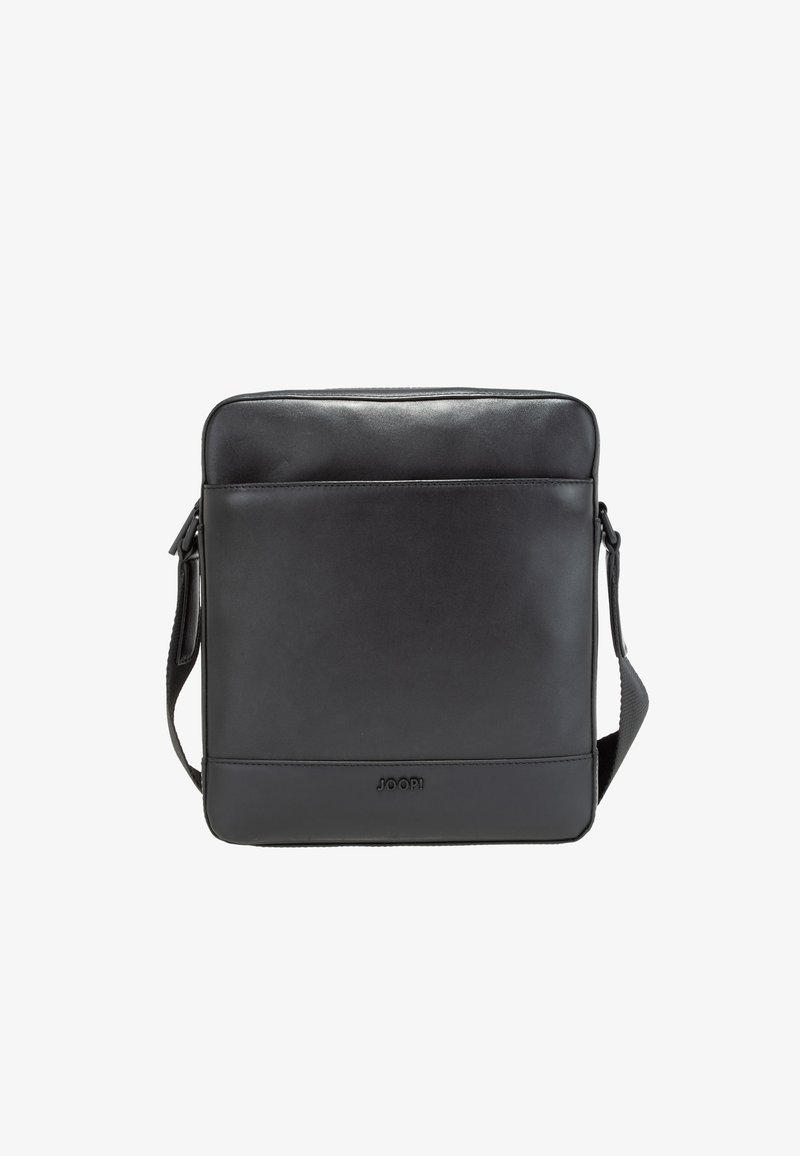Černá kožená taška přes rameno s hladkým povrchem, zipem na vrchu, nastavitelním popruhem a přední kapsou se decentním logem.