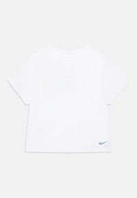 Tricou alb cu mânecă scurtă și decolteu rotund, cu un logo al Nike de culoare albastră în partea stângă jos a frontului. Material din bumbac fin.