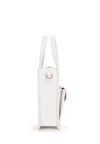 Borsa a mano in pelle bianca con forma rettangolare, due manici superiori, hardware in tonalità oro e una tasca laterale. Texture liscia, design minimale.