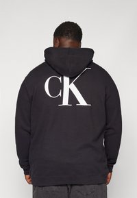 Calvin Klein Jeans Plus PLUS BOLD BACK REGULAR HOODIE - Melegítőfelső - black