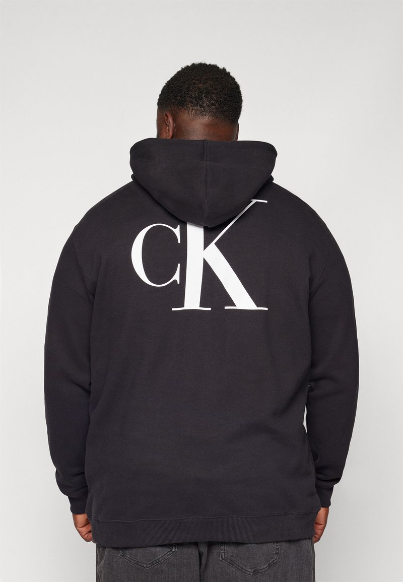 Calvin Klein Jeans Plus PLUS BOLD BACK REGULAR HOODIE - Melegítőfelső - black