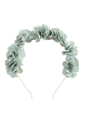 Bandeau avec des fleurs en tissu vert pâle regroupées, espacées uniformément le long d'une fine bande métallique.