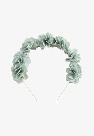 Bandeau avec des fleurs en tissu vert pâle regroupées, espacées uniformément le long d'une fine bande métallique.