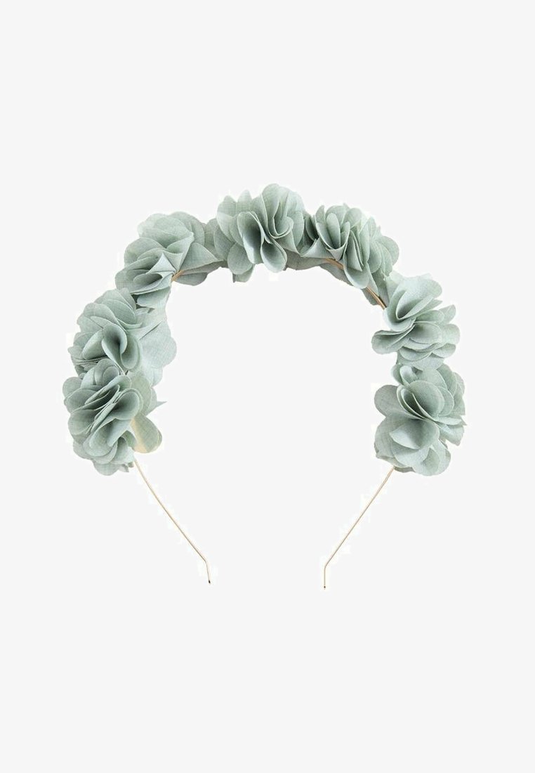 Bandeau avec des fleurs en tissu vert pâle regroupées, espacées uniformément le long d'une fine bande métallique.