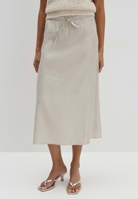 Hellebeige, knielange Rock aus weichem Stoff mit einem elastischen Bund und Kordelzug. Verfügt über eine lockere, A-linienförmige Silhouette und eine glatte Textur.