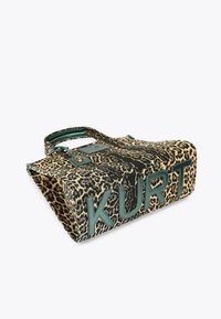 Borsa tote con stampa leopardata e accenti in pelle verde, dotata del logo "KURT" impresso, con doppio manico e forma rettangolare strutturata.