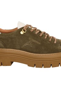 Sneaker in suede verde oliva con suola in gomma color testa di moro, dettagli testurizzati e lacci con motivo arancione e bianco. Presenta una linguetta bianca e un logo.