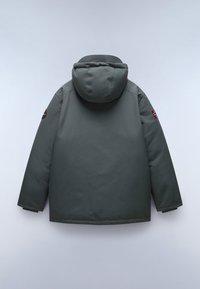 Parka leggera grigia con cappuccio. Presenta una texture liscia, maniche lunghe e un'emblema ricamato sulla spalla sinistra.
