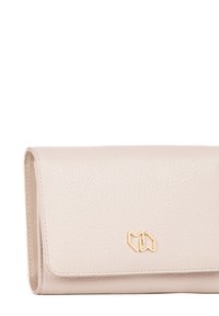 Portafoglio in pelle beige chiaro con superficie testurizzata e un logo geometrico dorato sul davanti. Presenta un design con pattina pieghevole.