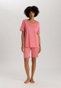 Roze katoenen T-shirt met korte mouwen, een ronde halslijn en een zak, gecombineerd met bijpassende knielange shorts, gladde textuur, ontspannen pasvorm.