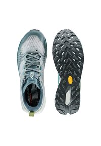 Lichte hardloopschoenen van bovenaf weergegeven, met een gestructureerde buitenzool en adem bovenwerk met veters en een groene hielstrook.