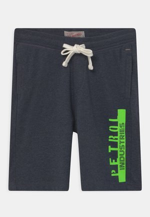 Shorts bleus marine en tissu doux, dotés d'une taille à cordon de serrage et d'un grand graphique vert "PETROL INDUSTRIES" sur le côté.