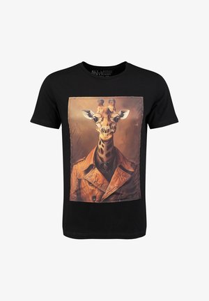 Schwarzes Baumwoll-T-Shirt mit einem Grafikdruck eines Giraffen, die eine Brille und eine braune Lederjacke trägt, mit texturiertem Druck und detailliertem Hintergrund.