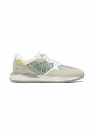Baskets avec une tige en cuir blanc, des accents en daim gris clair, un panneau en mesh vert, un onglet de talon jaune et une semelle en caoutchouc blanc.