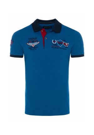 Sinine lühikeste varrukatega polosärk musta kraega, punase nööbiriba ja rinnal ning varrukal tikitud logode ja tekstiga.