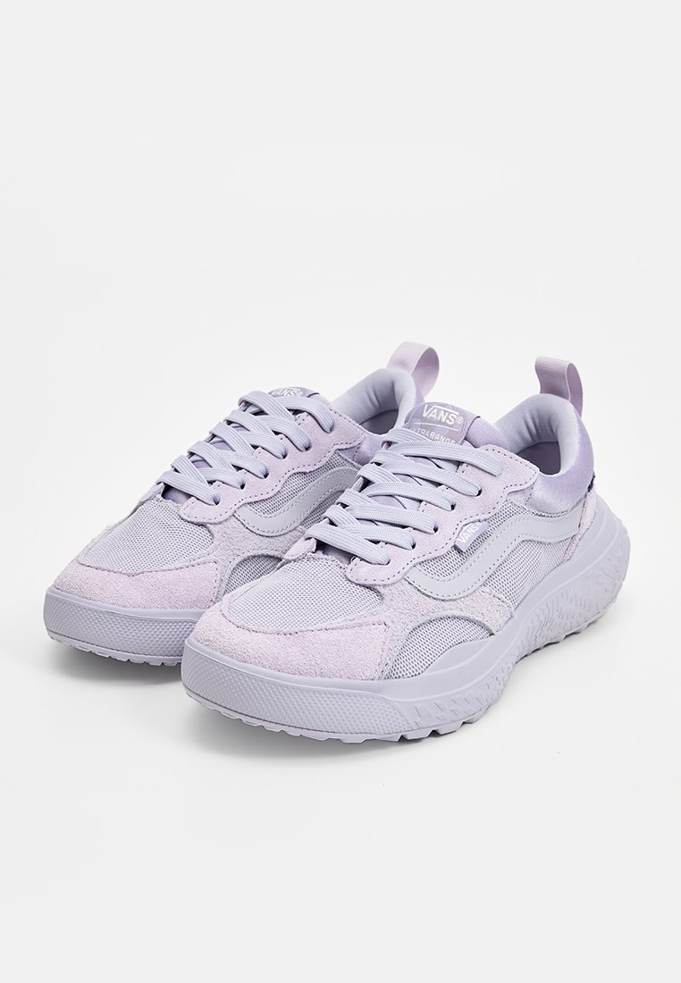 Helle lila Turnschuhe aus Mesh- und Wildledermaterialien, mit Schnürdesign und einer strukturierten Gummisohle sowie einer Zuglasche an der Ferse.