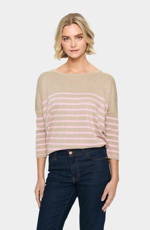 Beige trui met roze horizontale strepen, wijde halslijn en driekwart mouwen, gecombineerd met donkere denim jeans. Zachte textuur.