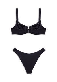 Ensemble de bikini noir comprenant un haut bralette avec des bretelles réglables et une fermeture à crochet, ainsi qu'un bas taille basse assorti. Texture lisse.
