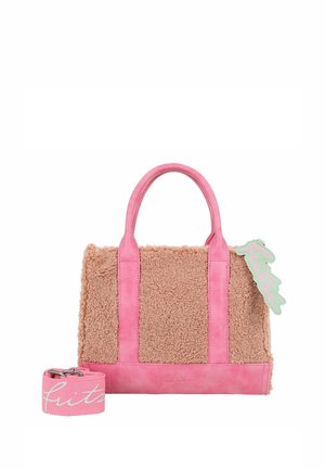 Borsa a tracolla rosa con un corpo in tessuto beige soffice, accentuata da manici rosa lisci e una tracolla staccabile. Presenta un etichetta decorativa verde.