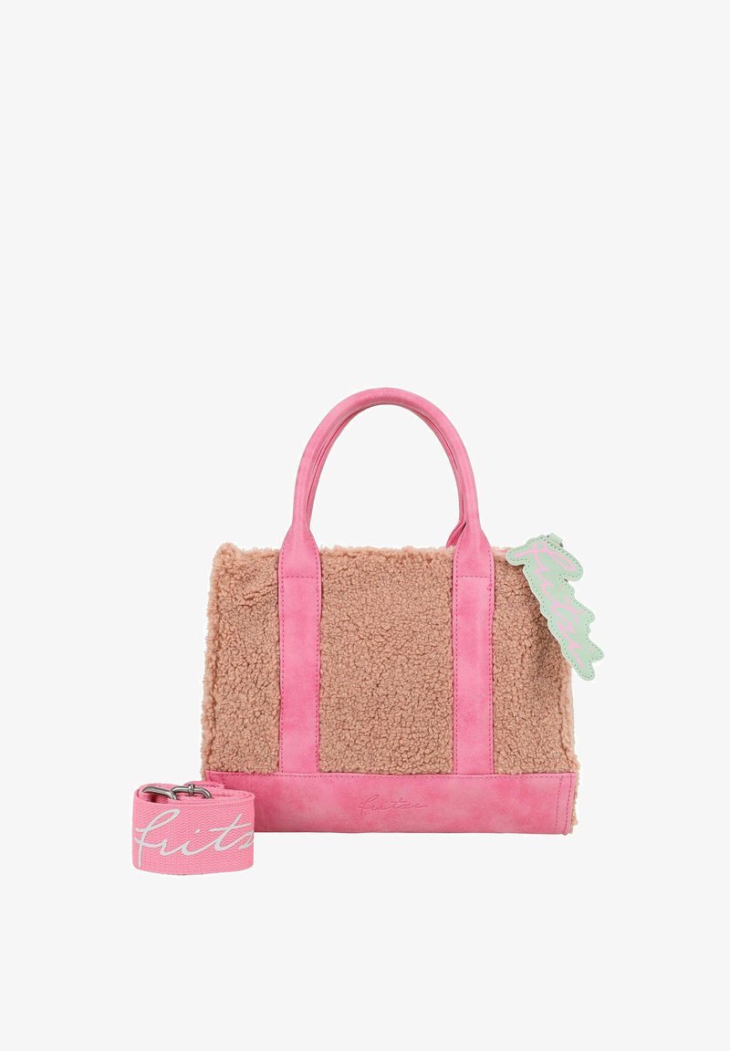 Rosa Tragetasche mit einem plüschigen, beigen Texturkörper, akzentuiert durch glatte rosa Griffe und einen abnehmbaren Riemen. Verfügt über ein grünes dekoratives Etikett.