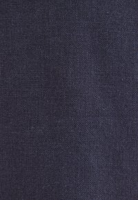 Texture de tissu tissé gris foncé avec un motif visible en forme de grille de fils entrelacés.
