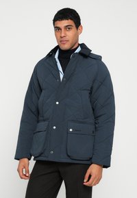 Ναυτικό μπλε μπουφάν με ριγέ ύφασμα και κουκούλα, που διαθέτει κλεισίματα με πατήστε κουμπιά, δύο εμπρός τσέπες και μαλακό γιακά. Υφασμένο ύφασμα με διαμάντι μοτίβο.