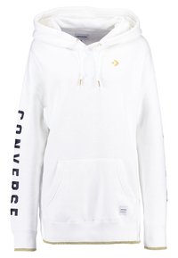 Sweat à capuche blanc en coton doux avec une poche avant, arborant un logo et des accents dorés, ainsi que du texte noir contrastant le long des manches.