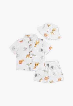 Vaikiškas medvilninis komplektas, sudarytas iš trumpomis rankovėmis marškinėlių, šortų ir kibiro formos kepurės, visi balti su gyvūnų piešiniais blankiomis spalvomis.