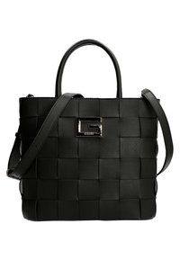 Sac à main noir tissé avec une forme structurée, comportant deux poignées et une bandoulière amovible. Comprend un badge logo argenté bien en vue.