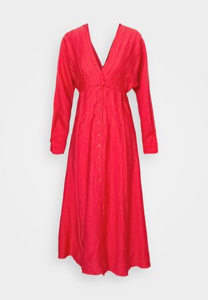 Robe rouge à manches longues avec un col en V, un devant boutonné et des détails froncés. Texture lisse et silhouette fluide.