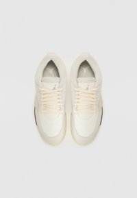 Sneaker beige con parte superiore in mesh e pelle, linguetta imbottita, lacci tondi e suola in gomma. Presenta un logo azzurro chiaro sulla linguetta.