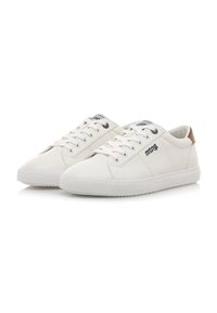 Zapatillas blancas fabricadas con material sintético liso, con seis ojetes, un acento marrón en el talón y una suela de goma texturizada.