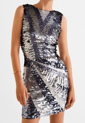 Robe mini sans manches à silhouette ajustée, ornée de grands sequins diagonaux argentés et noirs formant un motif géométrique scintillant.